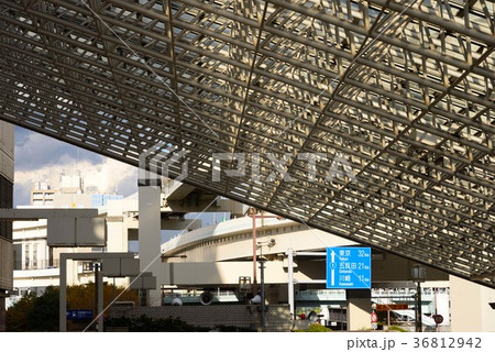 横浜駅東口前の首都高速の走る景色 36812942