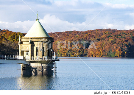 秋の取水塔 紅葉の狭山湖の写真素材