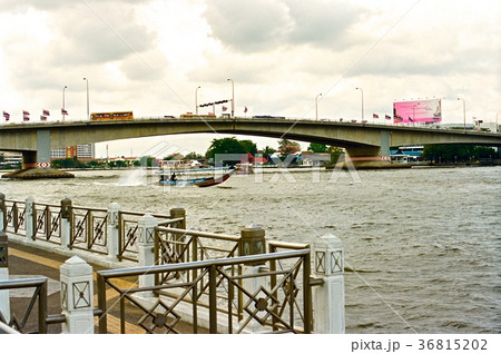 チャオプラヤ川 ピンクラオ橋 バンコク タイ王国 の写真素材