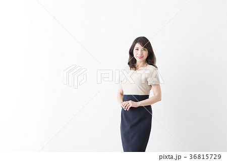 ミドル女性の立ちポーズの写真素材