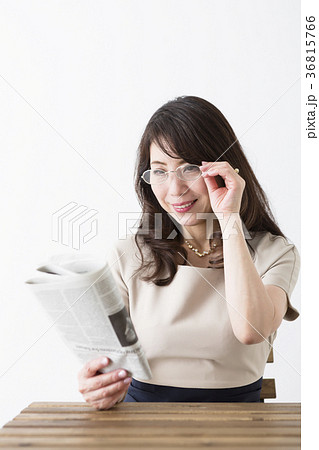 新聞を読むミドル女性 36815766
