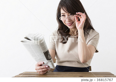 新聞を読むミドル女性 36815767