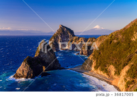 西伊豆千貫門と富士山（静岡県） 36817005