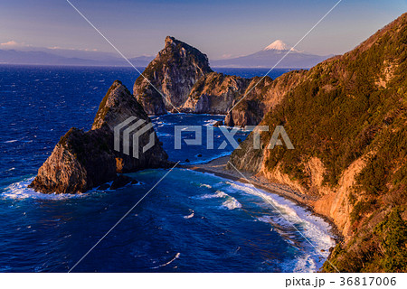 西伊豆千貫門と富士山（静岡県） 36817006