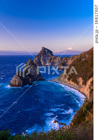 西伊豆千貫門と富士山（静岡県） 36817007