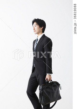 ビジネスバッグを持つ若いビジネスマンの写真素材 [36819088] - PIXTA
