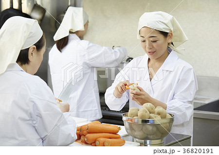 給食の調理員 給食の調理員 36820191