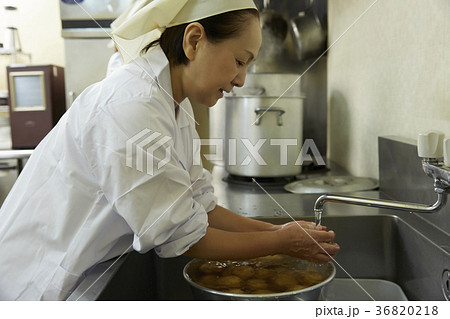 給食の調理員 36820218