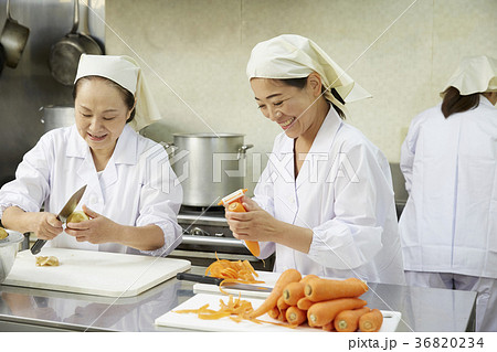 給食の調理員 36820234