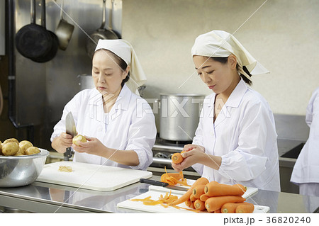 給食の調理員 36820240