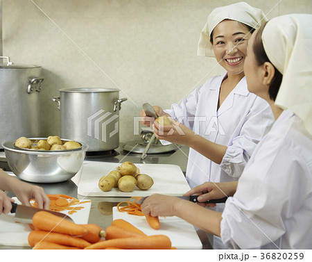 給食の調理員 給食の調理員 36820259