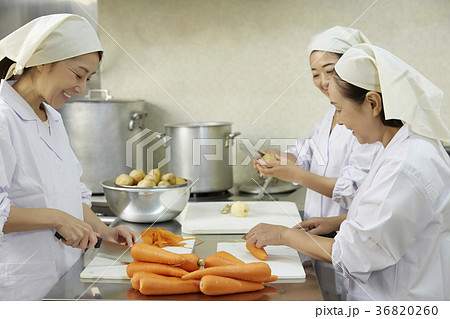 給食の調理員 給食の調理員 36820260