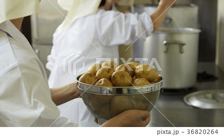 給食の調理員 給食の調理員 36820264