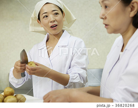 給食の調理員 給食の調理員 36820268
