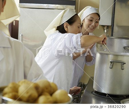 給食の調理員 36820290
