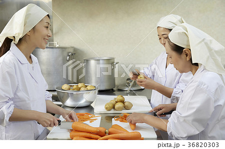 給食の調理員 36820303