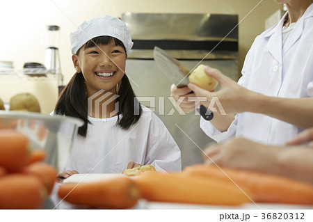 給食当番 小学生 給食当番 小学生 36820312