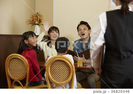 ファミレスにいる家族 36820346