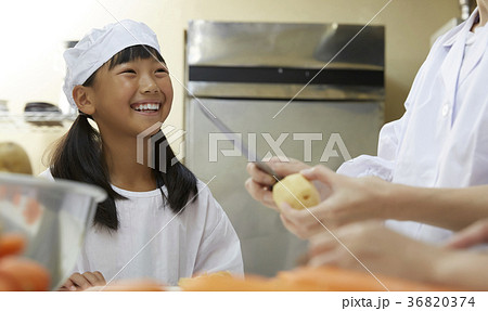 給食当番　小学生 36820374