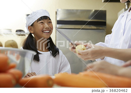 給食当番 小学生 給食当番 小学生 36820462