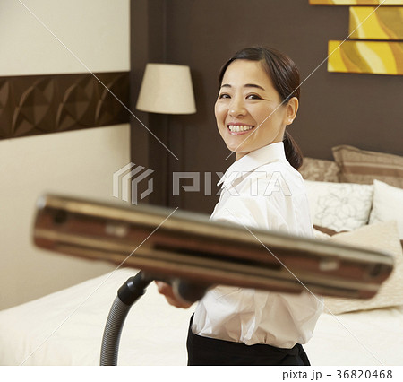 ホテルの清掃員 36820468
