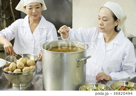 給食の調理員 給食の調理員 36820494