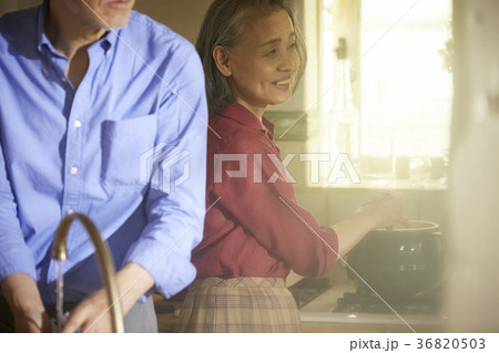 料理をするシニア夫婦 36820503