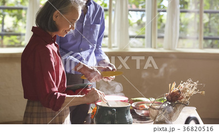 料理をするシニア夫婦 36820516