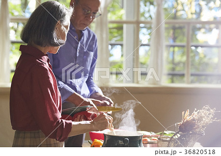 料理をするシニア夫婦 36820518