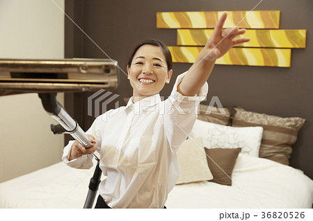 躍り出す清掃員 36820526