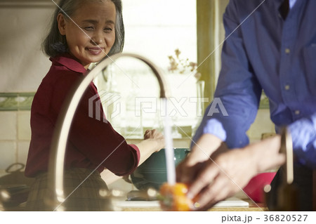 料理をするシニア夫婦 36820527