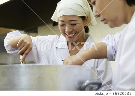 給食の調理員 給食の調理員 36820535