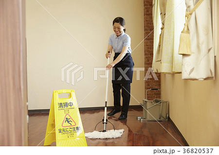 ホテルの清掃員 36820537