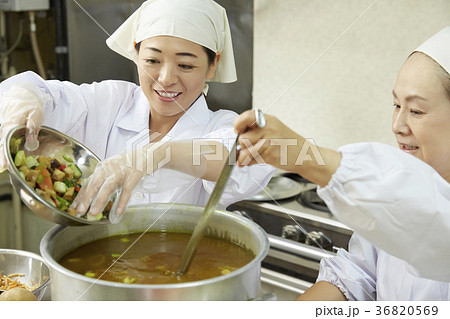 給食の調理員 36820569