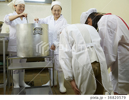 給食の調理員 36820579