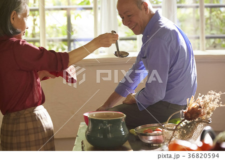 料理をするシニア夫婦 36820594