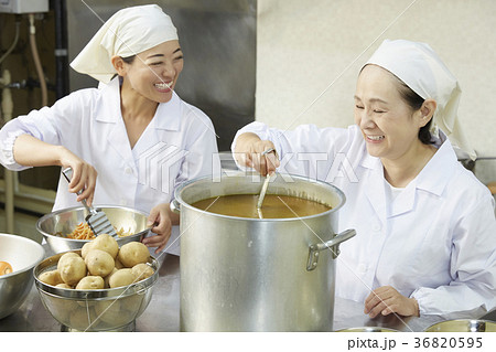 給食の調理員 給食の調理員 36820595