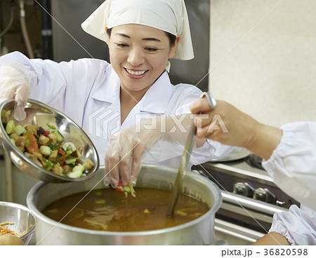 給食の調理員 36820598