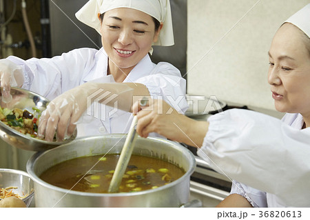 給食の調理員 36820613