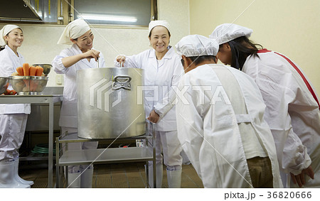 給食の調理員 36820666
