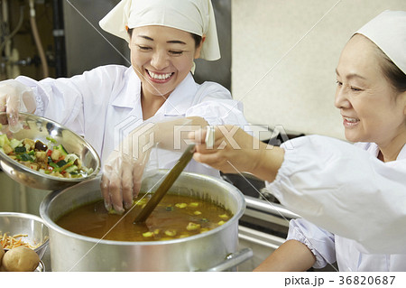 給食の調理員 36820687