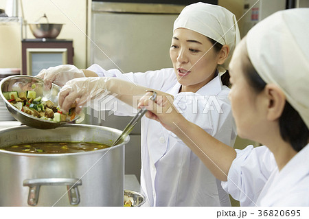 給食の調理員 36820695