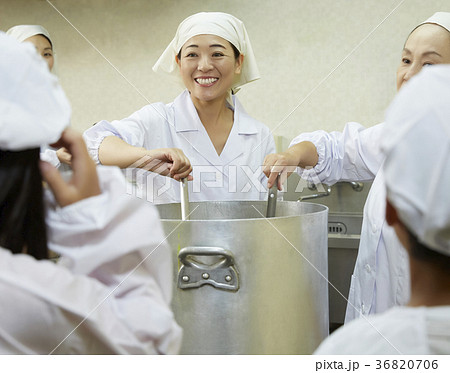 給食の調理員 36820706