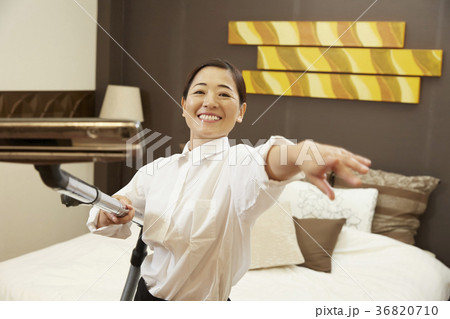 躍り出す清掃員 躍り出す清掃員 36820710