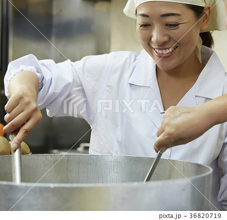 給食の調理員 36820719