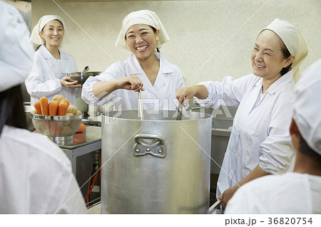 給食の調理員 36820754