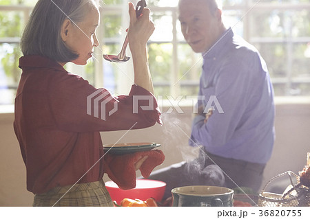 料理をするシニア夫婦 36820755