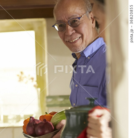 料理をするシニア夫婦 料理をするシニア夫婦 36820855