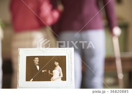 老夫婦と昔の写真 老夫婦と昔の写真 36820885