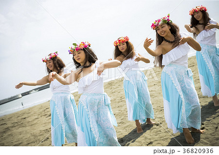 フラダンサー　海岸でダンス 36820936